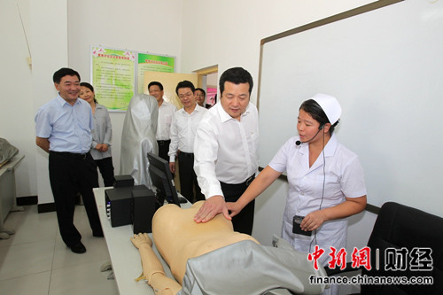 俞江林總裁參觀實訓基地。